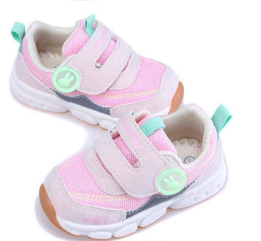 Breathable mesh sports shoes for infants and young children